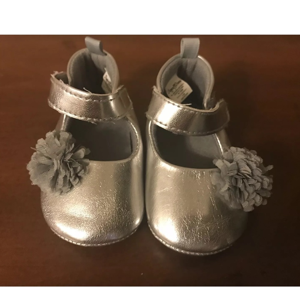 silver dress shoes w/flower detail